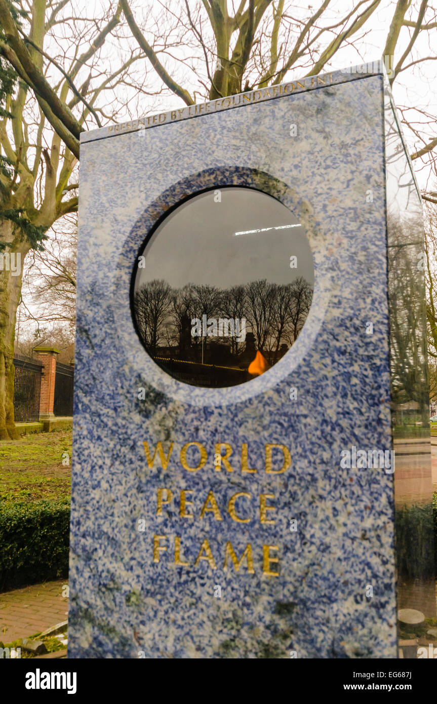 Flamme de la paix mondiale à l'extérieur de la Cour internationale de Justice, La Haye Banque D'Images