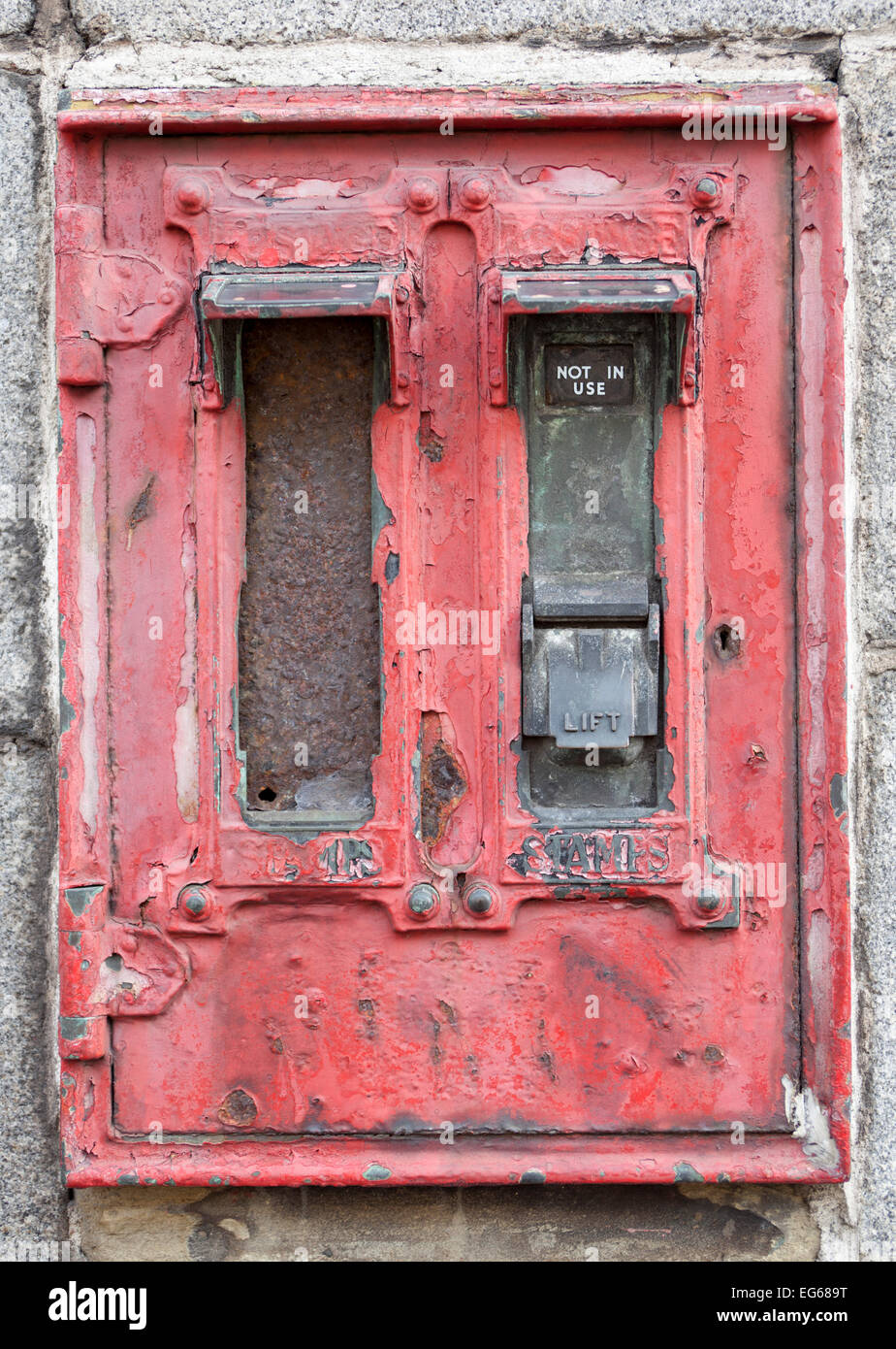 Closeup of Old Stamp l'émission de la machine en mur à l'extérieur de marchands shop à Aberdeen Banque D'Images