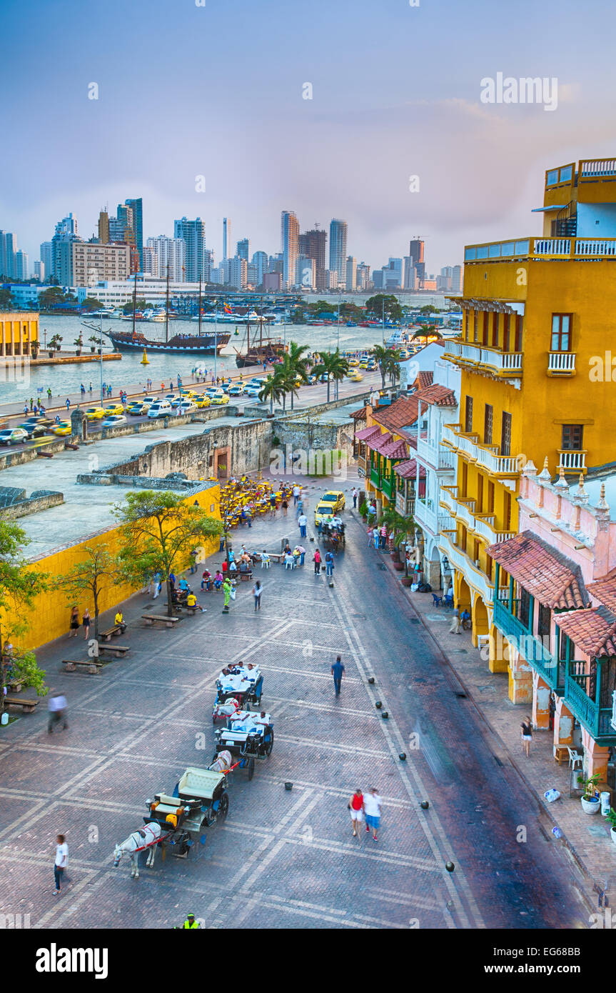 Cartagena, Colombie - 21 février 2014 - Voyage itinérant en haukers chariots et attendre pour les touristes et les amateurs de restaurant dans la Plaza Banque D'Images