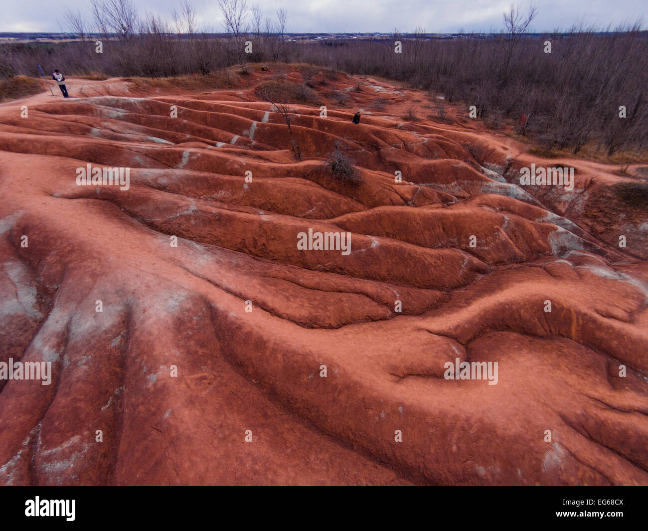 Vue aérienne de la Cheltenham Badlands dans le sud de l'Ontario avec exposés et érodé schiste Queenston visible et oxyde de fer rouge. Banque D'Images