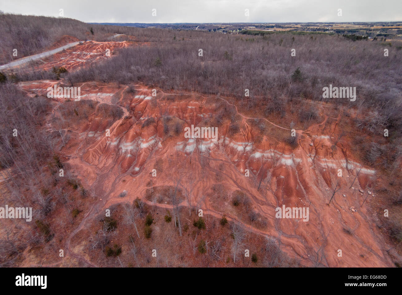 Vue aérienne de la Cheltenham Badlands dans le sud de l'Ontario avec exposés et érodé schiste Queenston visible et oxyde de fer rouge. Banque D'Images