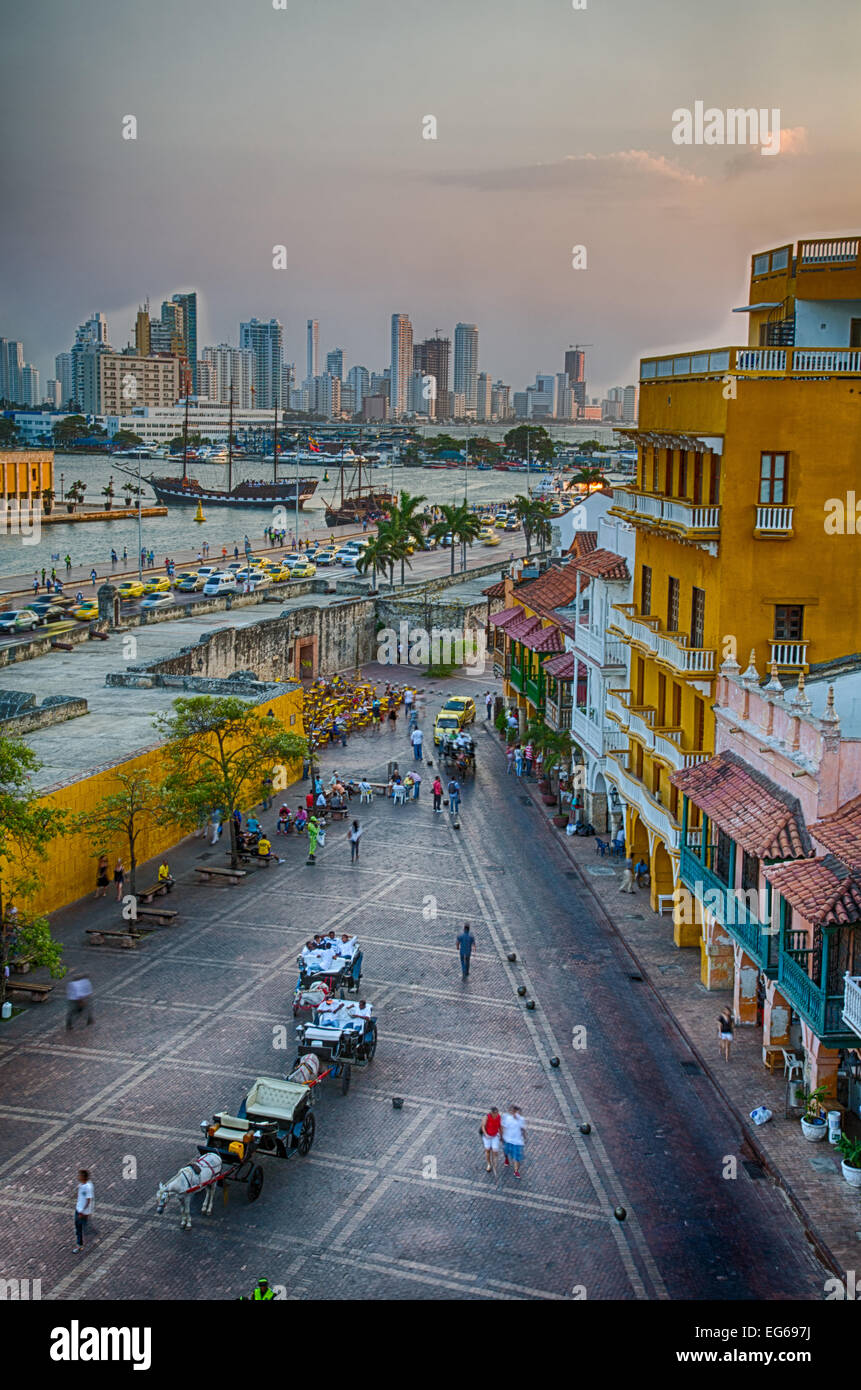 Cartagena, Colombie - 21 février 2014 - Voyage itinérant en haukers chariots et attendre pour les touristes et les amateurs de restaurant dans la Plaza Banque D'Images