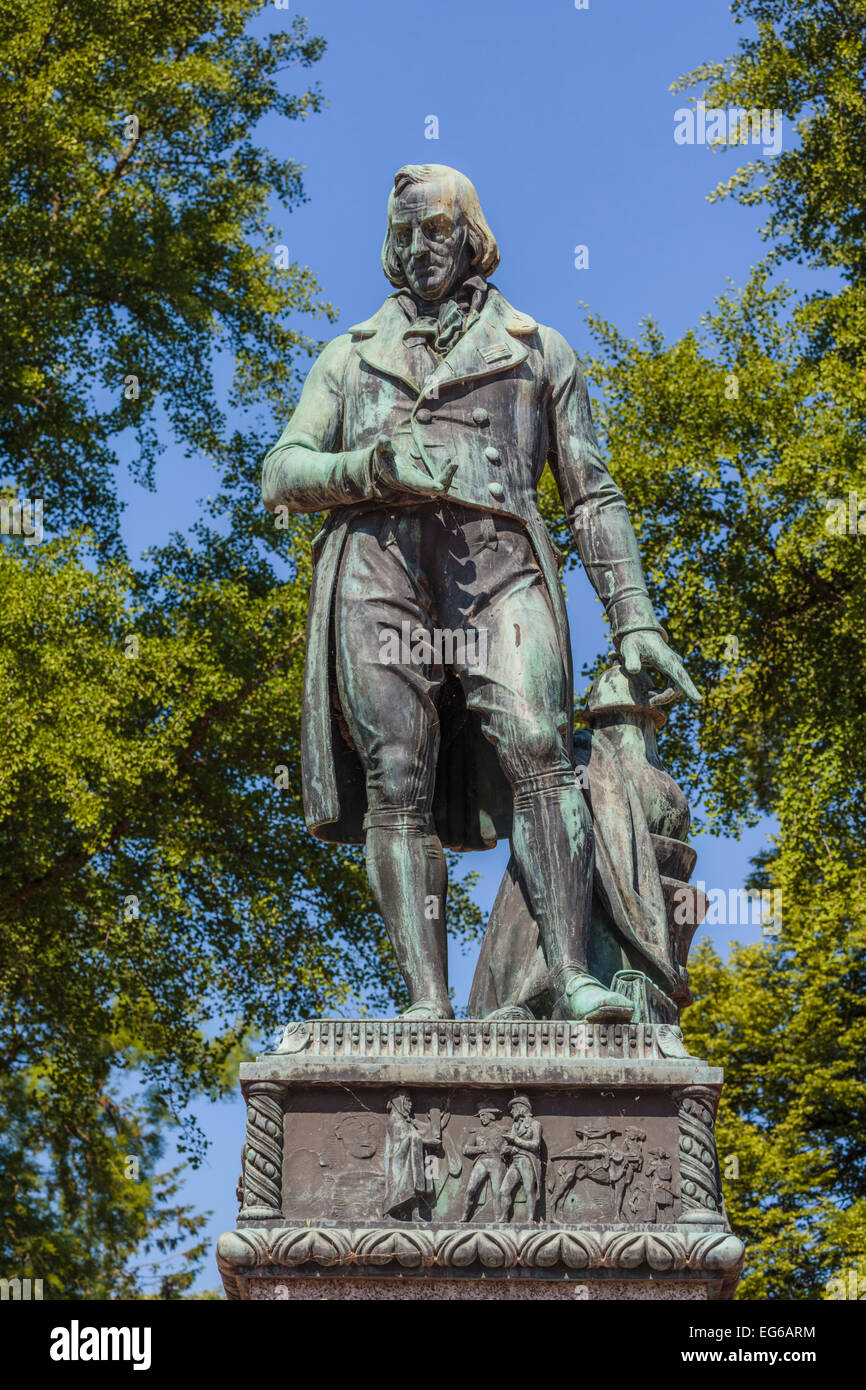 Annecy, Haute-Savoie, Rhône-Alpes, France. Statue de Claude Louis Berthollet, chimiste 1748-1822, Savoyard-French. Banque D'Images