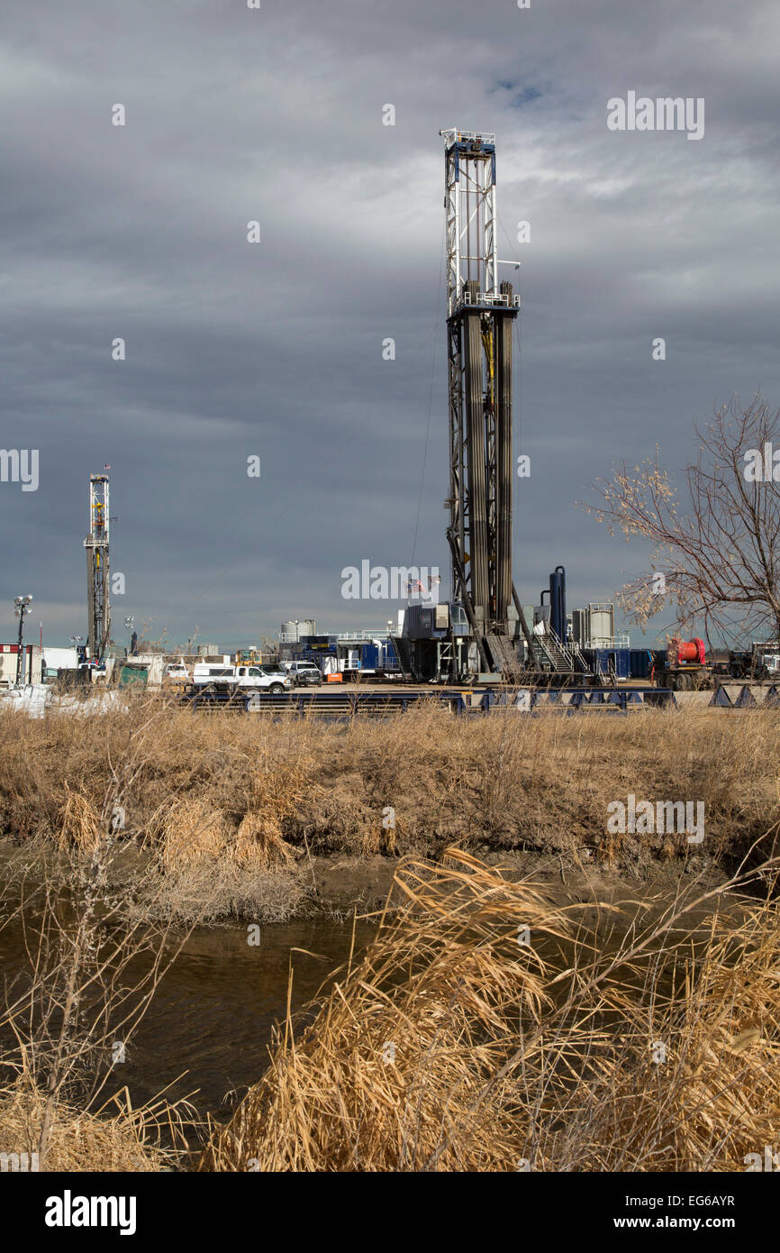 Kersey, Colorado - installations de forage sur les terres agricoles. Banque D'Images