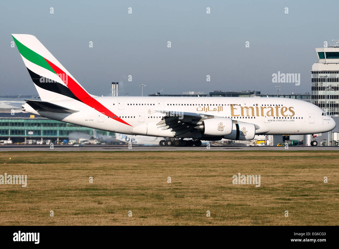 Emirates Airbus A380-800 s'arrête sur la piste 05L à l'aéroport de Manchester. Banque D'Images