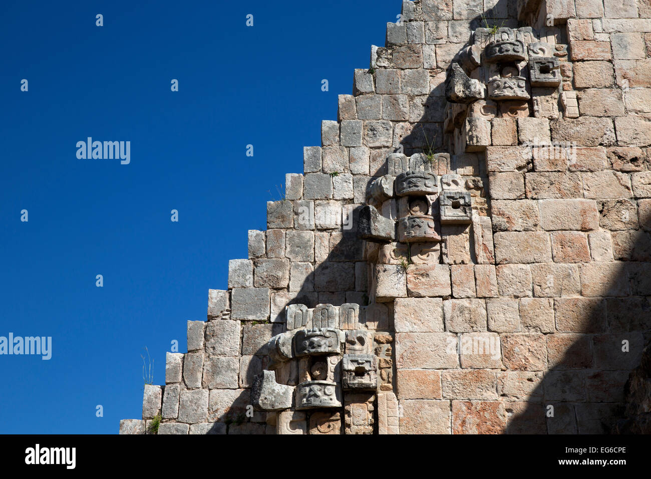 Les masques de chac sur l'escalier de la Pyramide du Magicien, Uxmal, Yucatan, Mexique Banque D'Images