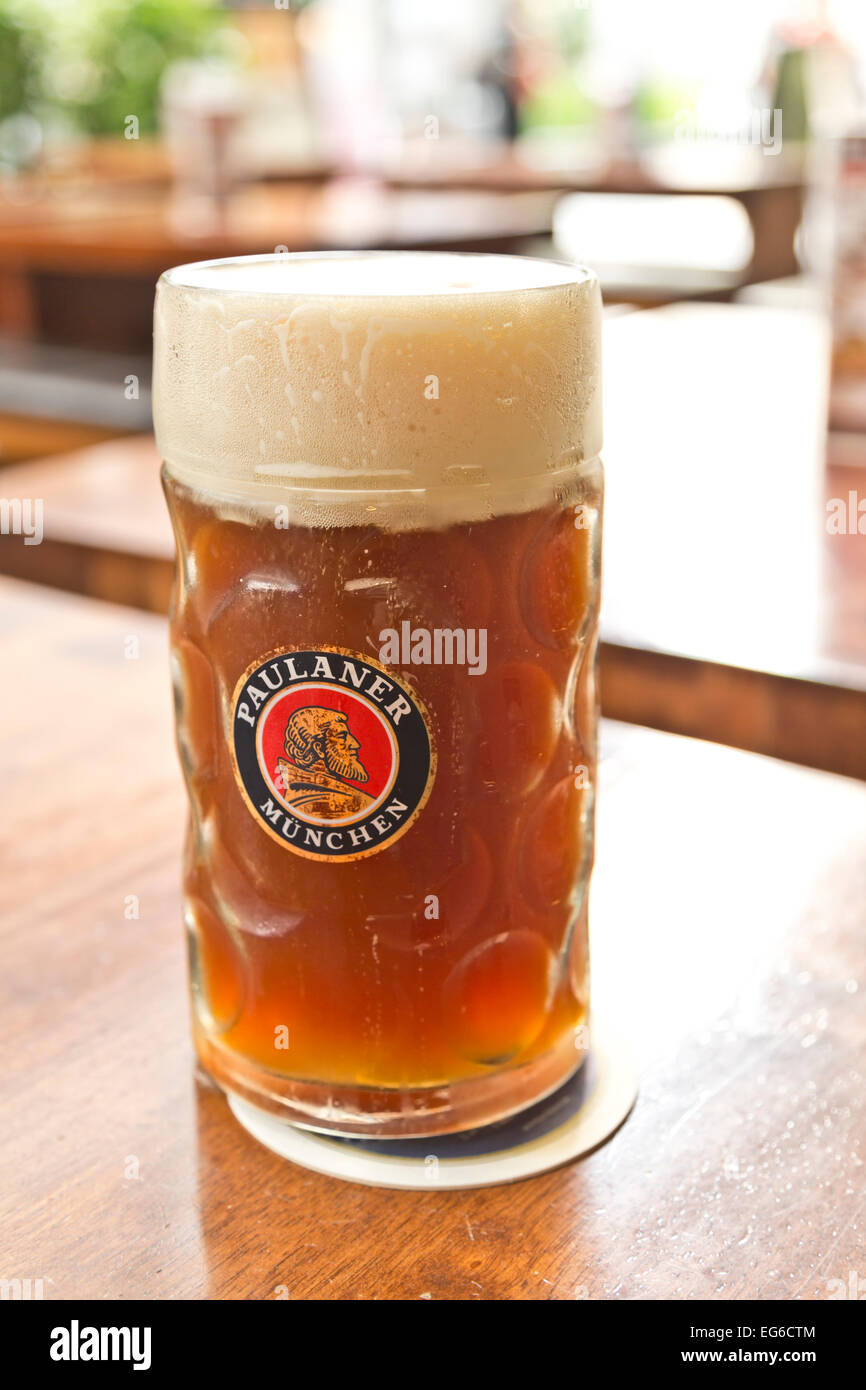 Oktoberfest big 1 litre verre de bière Paulaner allemand Photo Stock - Alamy