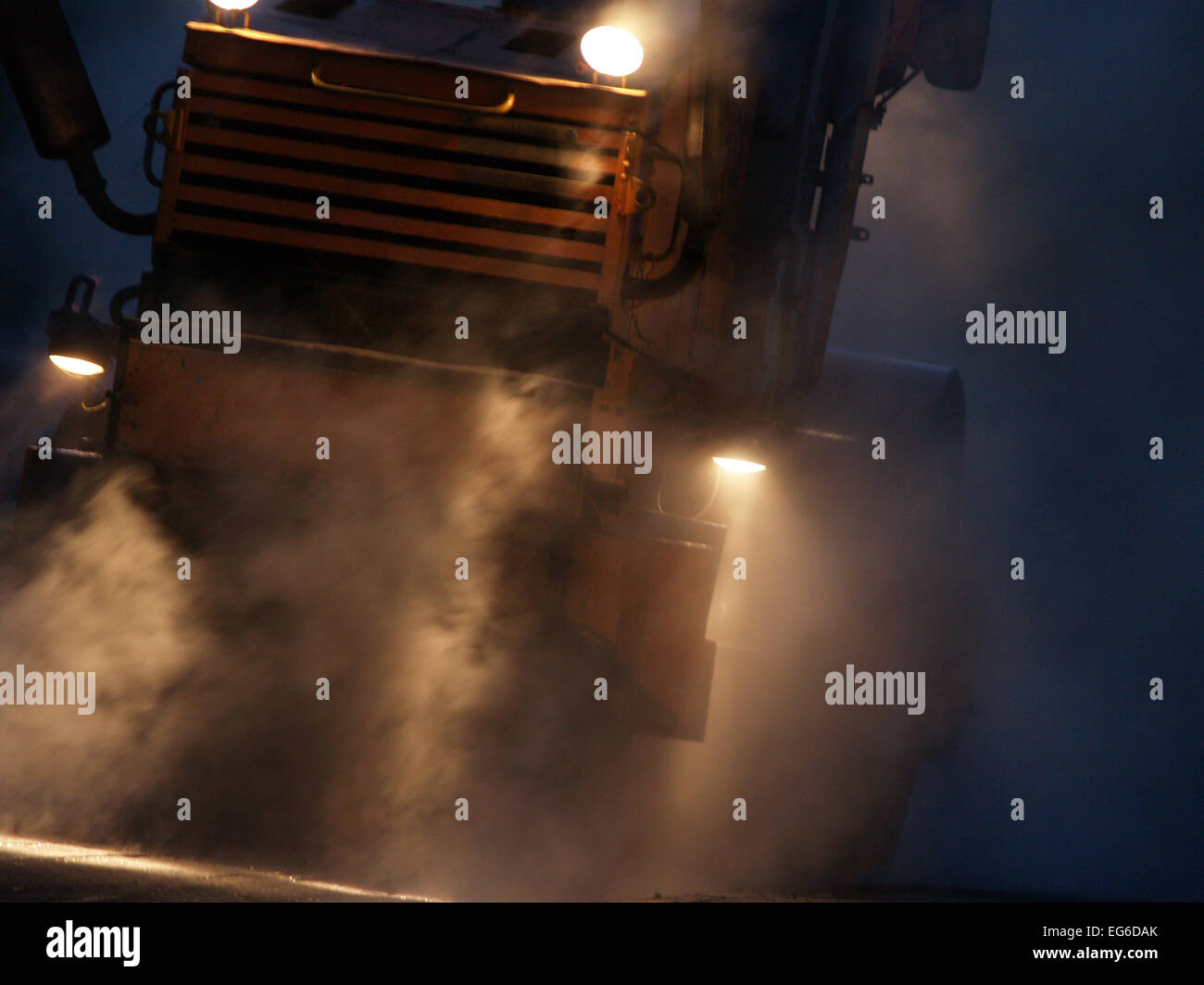 Machine d'asphalte pour pavage, travaillant de nuit Banque D'Images