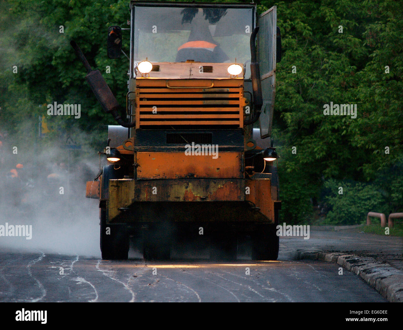 Machine d'asphalte pour pavage travaillant de nuit ; Banque D'Images
