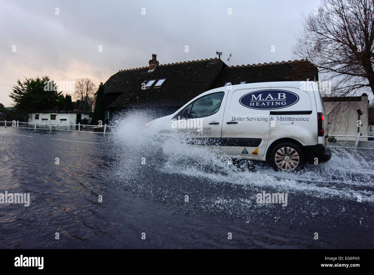 Voiture roulant à travers l'eau d'inondation au Coombe Bisset près de Salisbury Banque D'Images