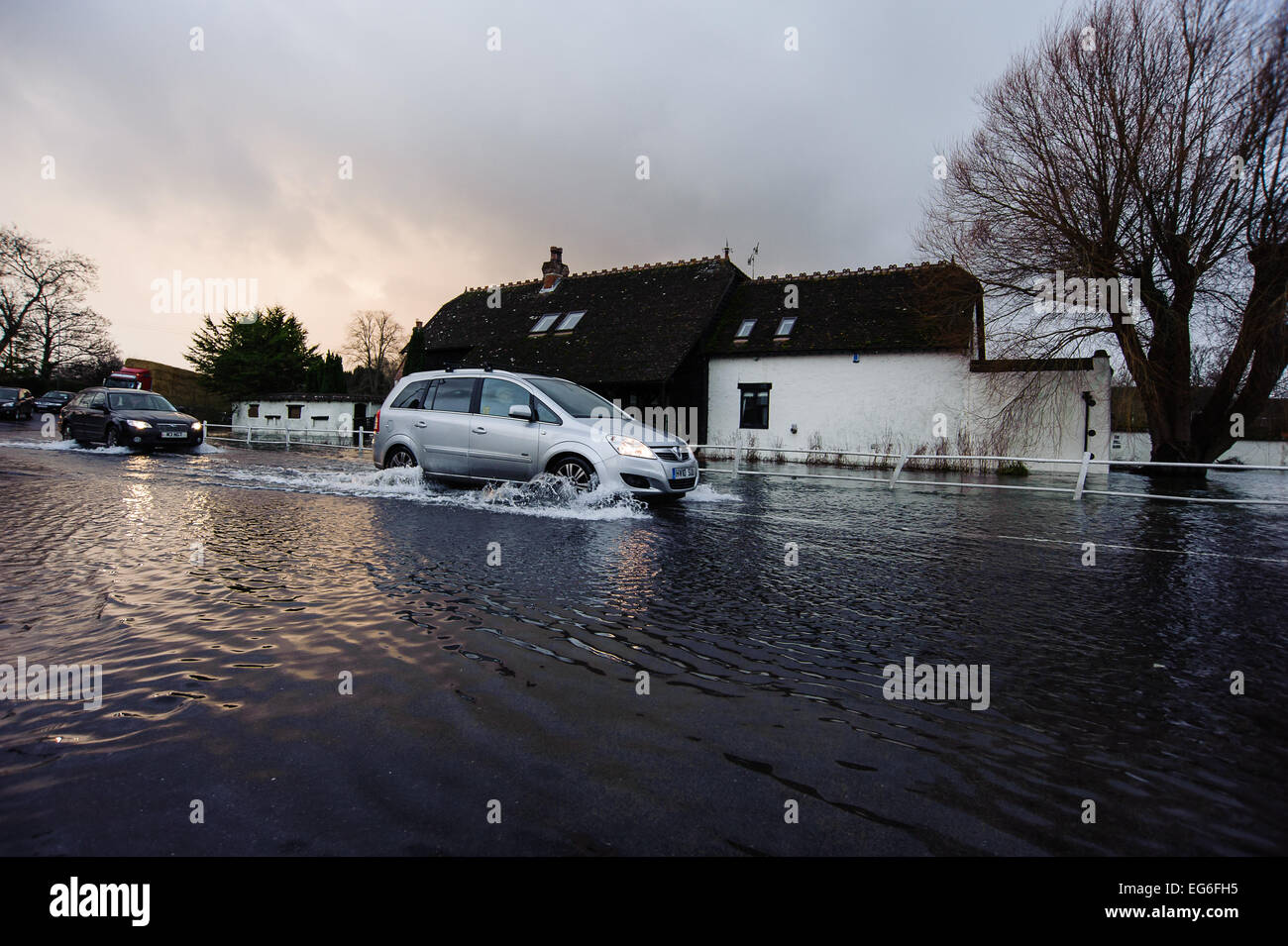 Voiture roulant à travers l'eau d'inondation au Coombe Bisset près de Salisbury Banque D'Images