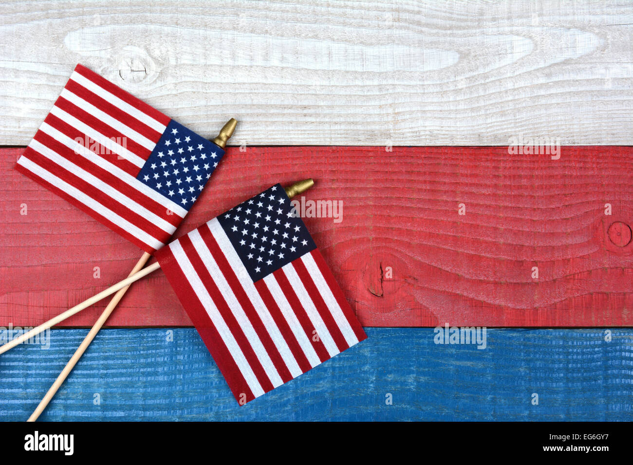 High angle shot croisé de deux drapeaux américains sur un fond rouge, blanc et bleu table de pique-nique. Format horizontal avec l'exemplaire de l'espace. Banque D'Images