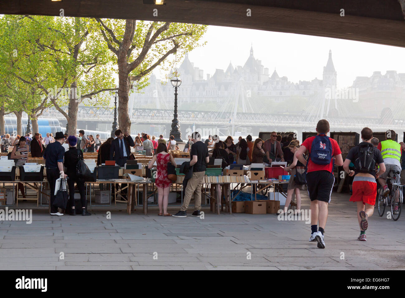 Rive sud du marché du livre en dessous de Waterloo Bridge, sur la rive sud, Londres, Angleterre Banque D'Images