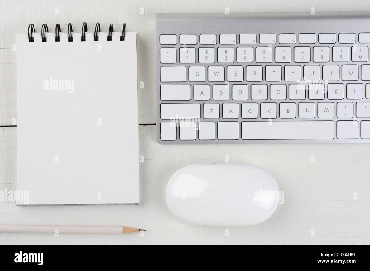 Image horizontale d'un bois blanc home office 24 avec un clavier d'ordinateur, vierge de notes, un crayon blanc, et de la souris. Banque D'Images
