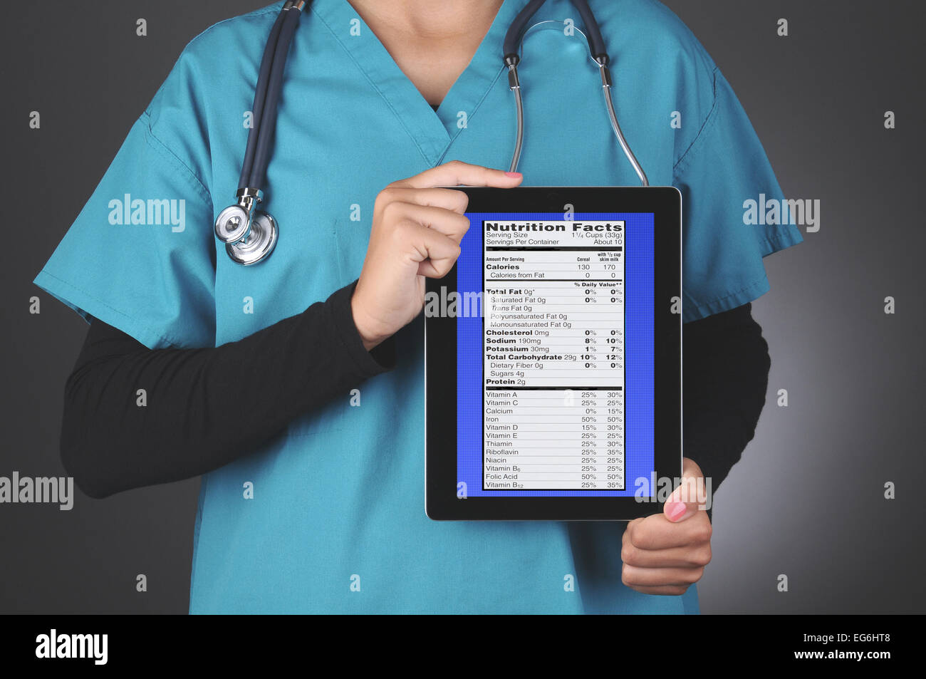 Libre d'une femme médecin holding a tablet computer avec une grille et un écran bleu d'étiquetage. Banque D'Images