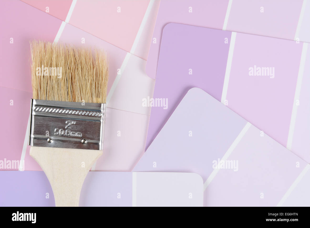 High angle shot gros plan d'un pinceau portant sur une couleur des échantillons d'éclats de peinture. Format horizontal. Banque D'Images