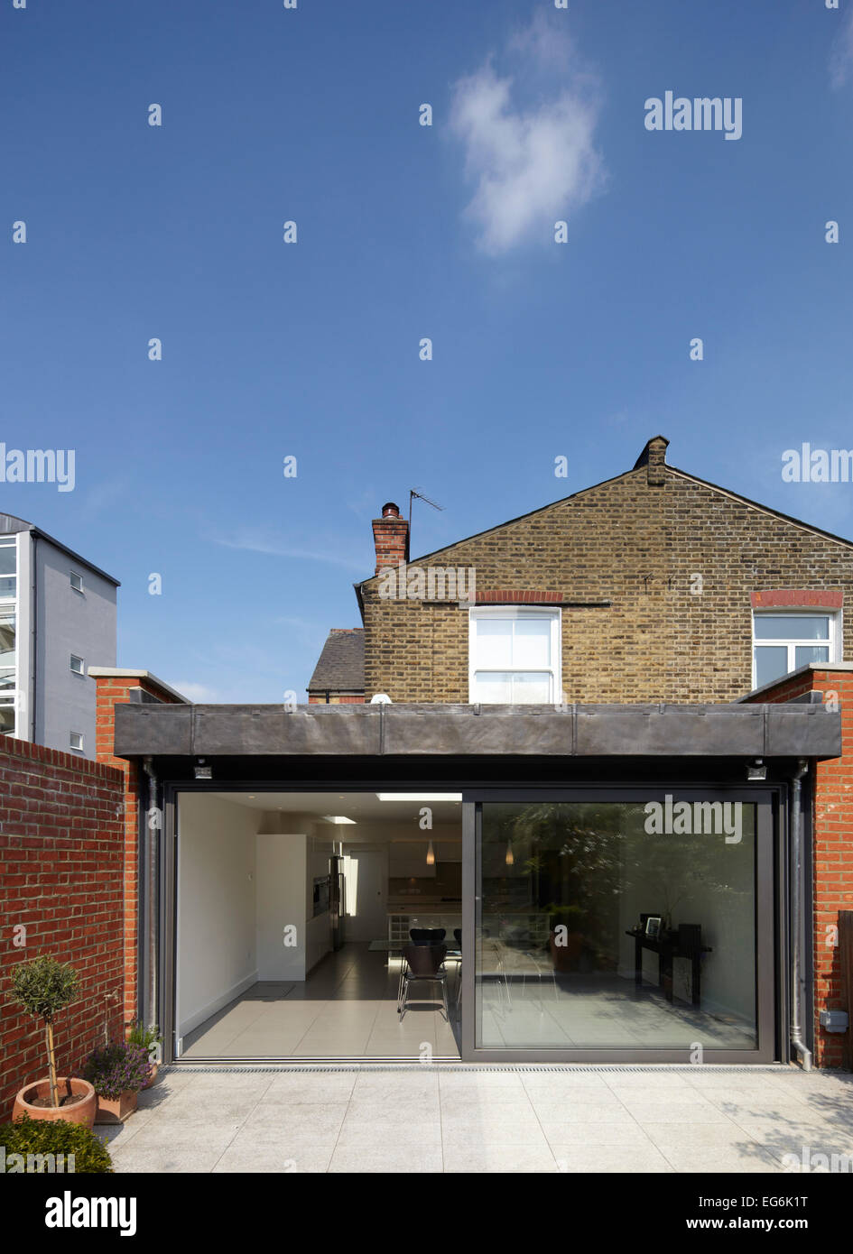 Le croissant de Wimbledon London United Kingdom. Architecte : Carlson-Stenner 2015. Élévation arrière cuisine moderne d'extension Banque D'Images