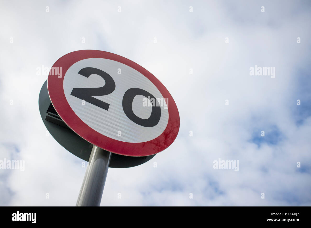 Vitesse limite la signalisation routière avec ciel bleu et nuages blancs. Banque D'Images