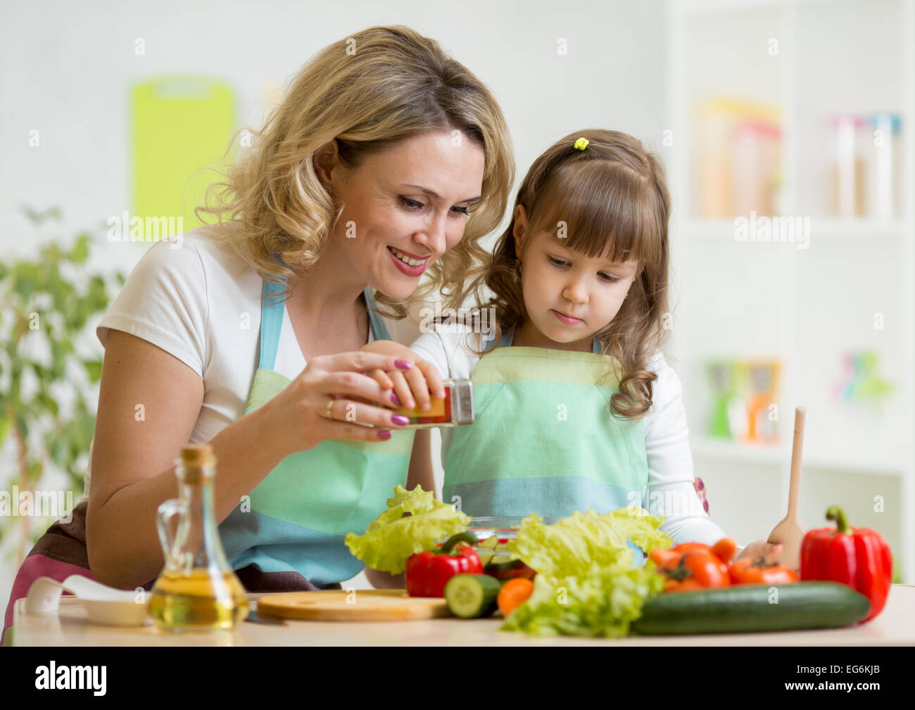 Mère avec enfant faire salad Banque D'Images