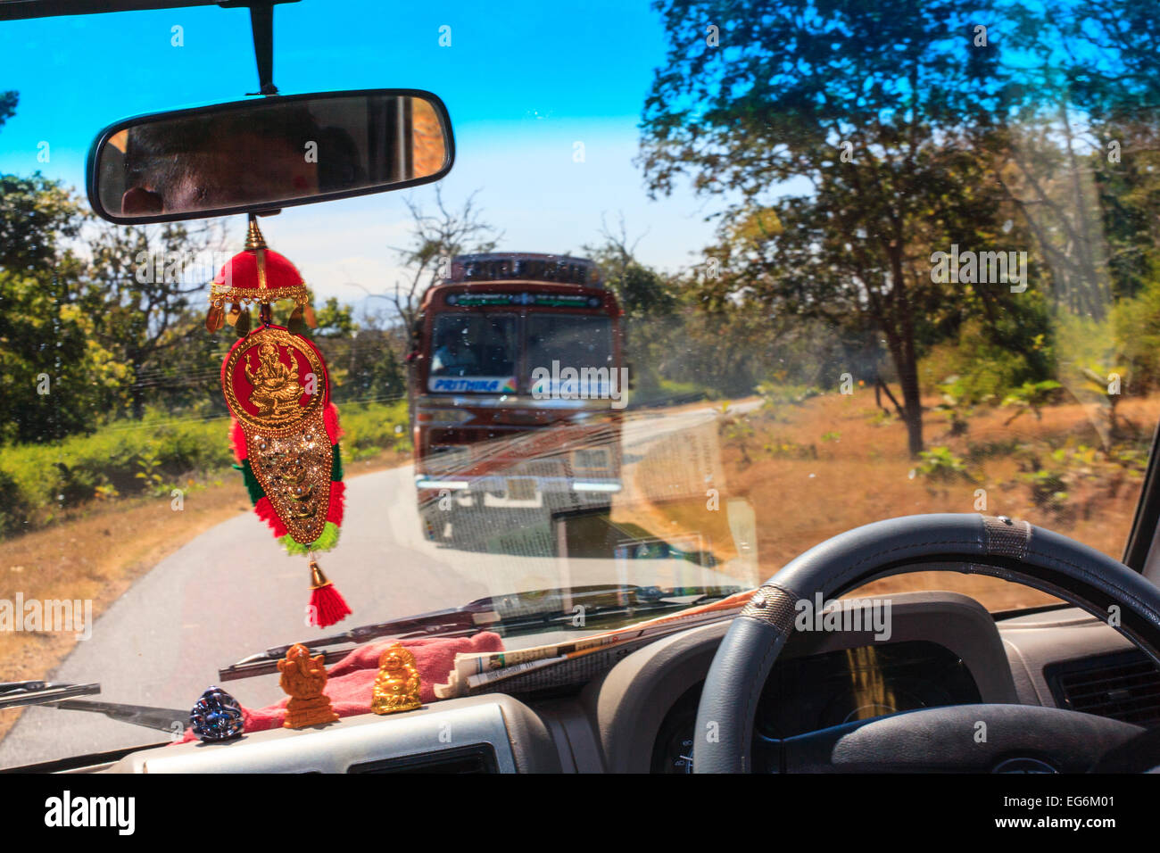 Indian bus approchant d'une des voitures. Banque D'Images