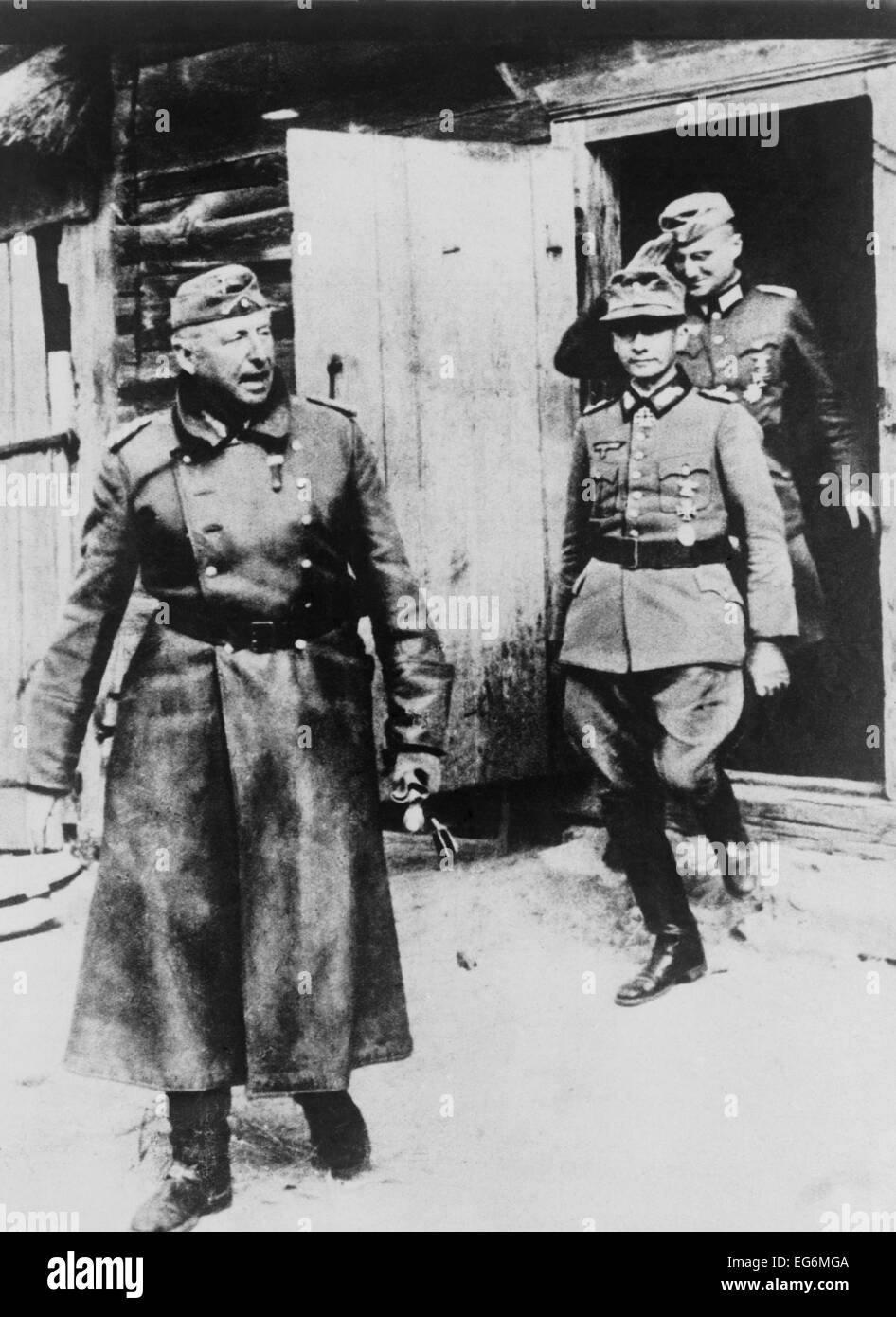 Le Maréchal Erich von Manstein avec hommes militaire allemand en tournée d'inspection de 1941 en Russie. Il a dirigé les opérations majeures en Banque D'Images