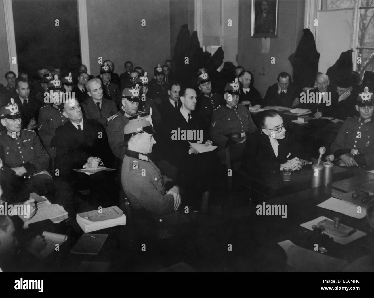 Graf von Moltke et les membres de l'Cercle Kreisau groupe de résistance anti-Nazi en procès en 1944. L-R : Theodor Haubach, Graf von Banque D'Images