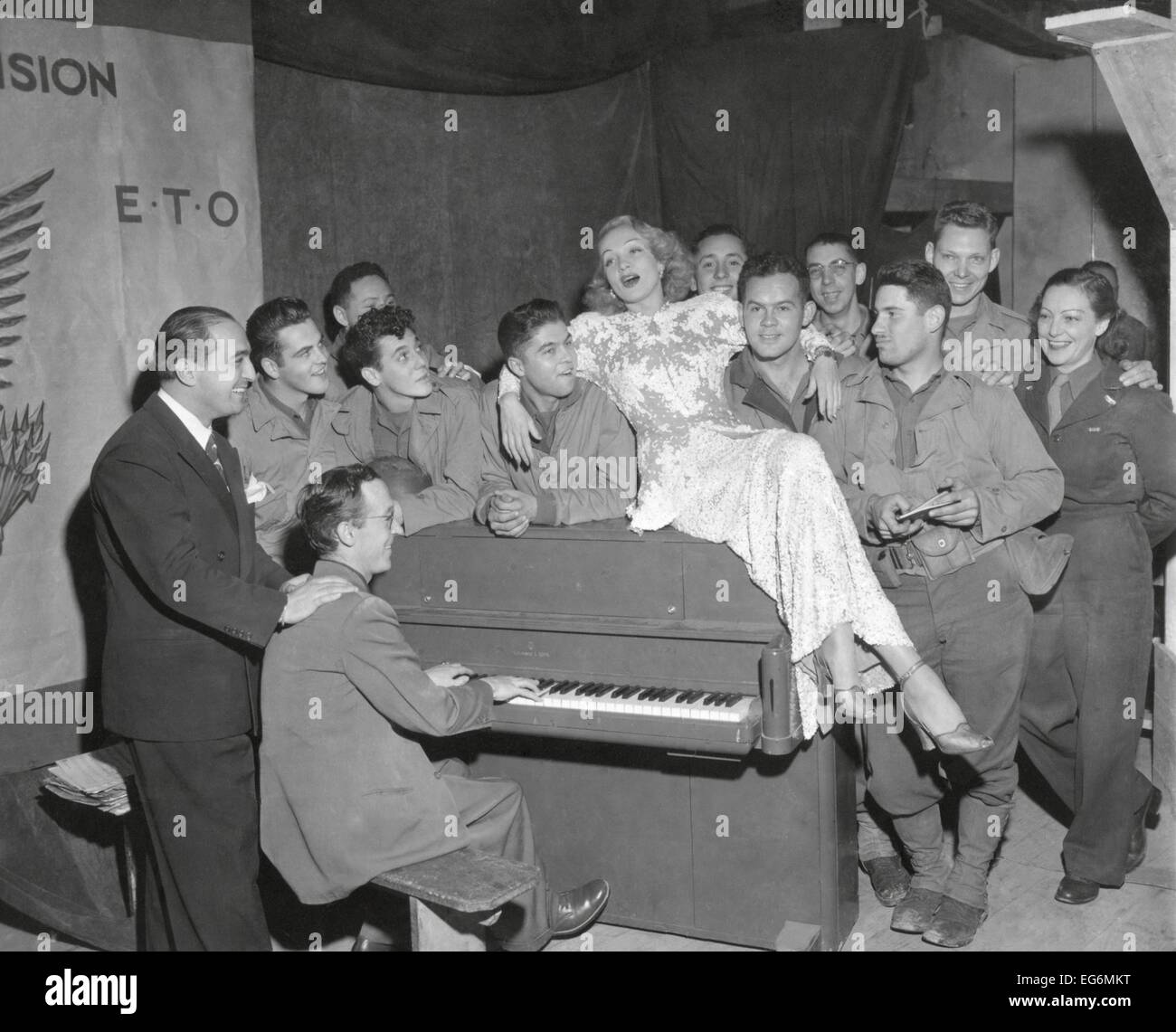 L'actrice Marlene Dietrich chanter pour un groupe de GI's en France. Joey Faye (à gauche), et Jerry Cummings, pianiste, accompagné Mlle Banque D'Images