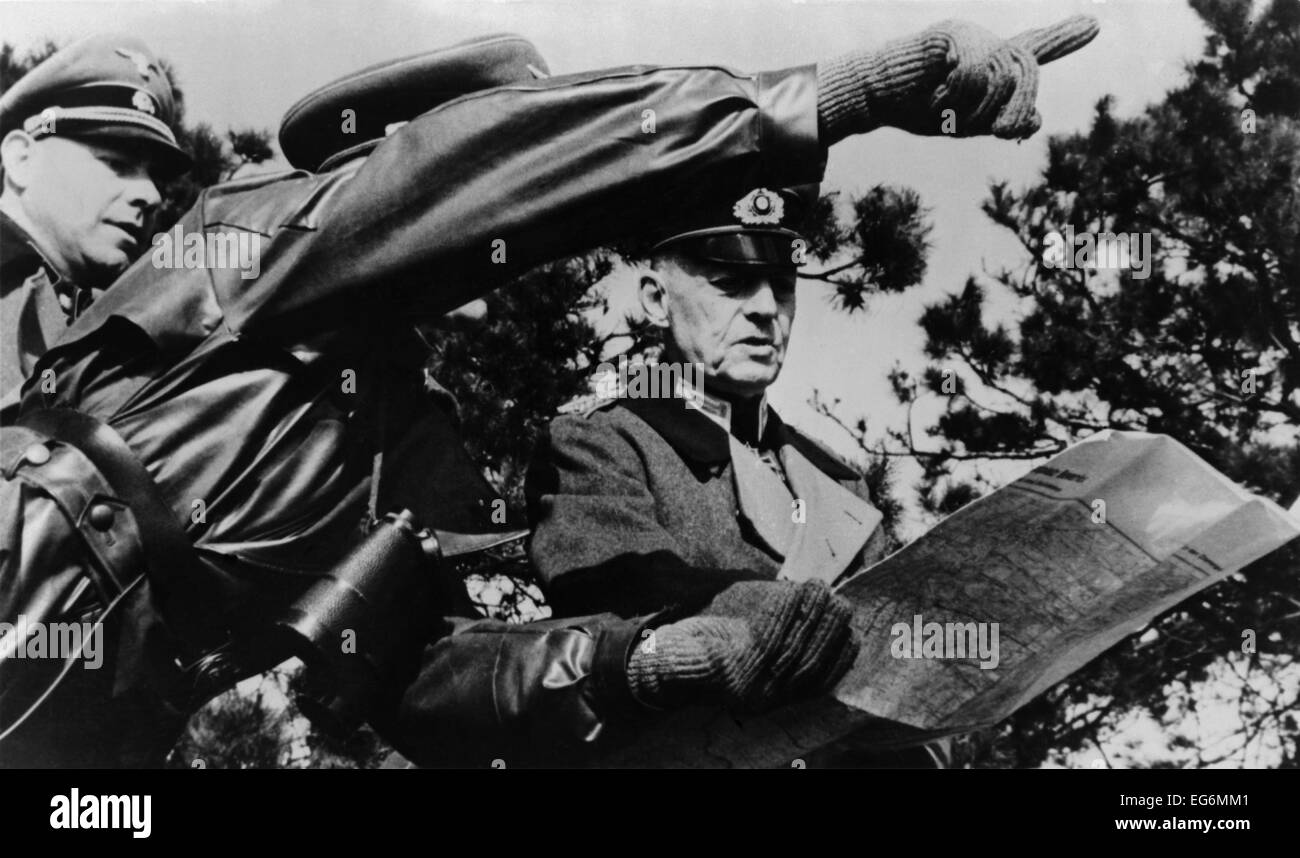 Le maréchal allemand von Rundstedt, lors d'une visite à la façade atlantique. Ca. 1943-44. La Seconde Guerre mondiale 2. (BSLOC 2014 8 164) Banque D'Images