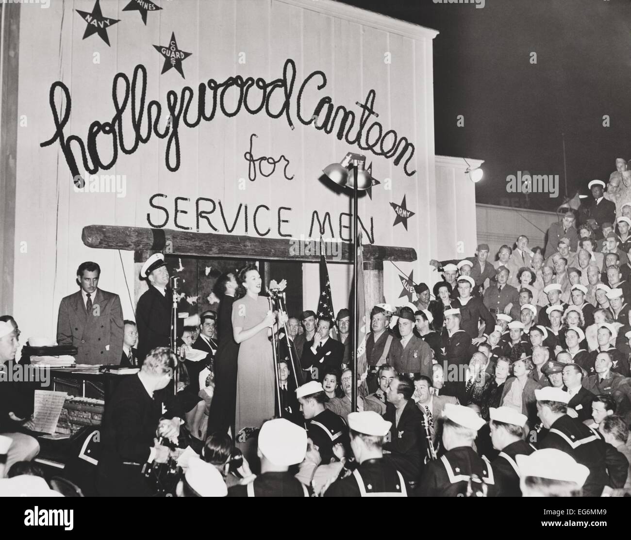 Singer Ginny Sims effectue, pour la dédicace de l'Hollywood Canteen. L'ouverture a été suivie par des milliers de militaires sur Banque D'Images