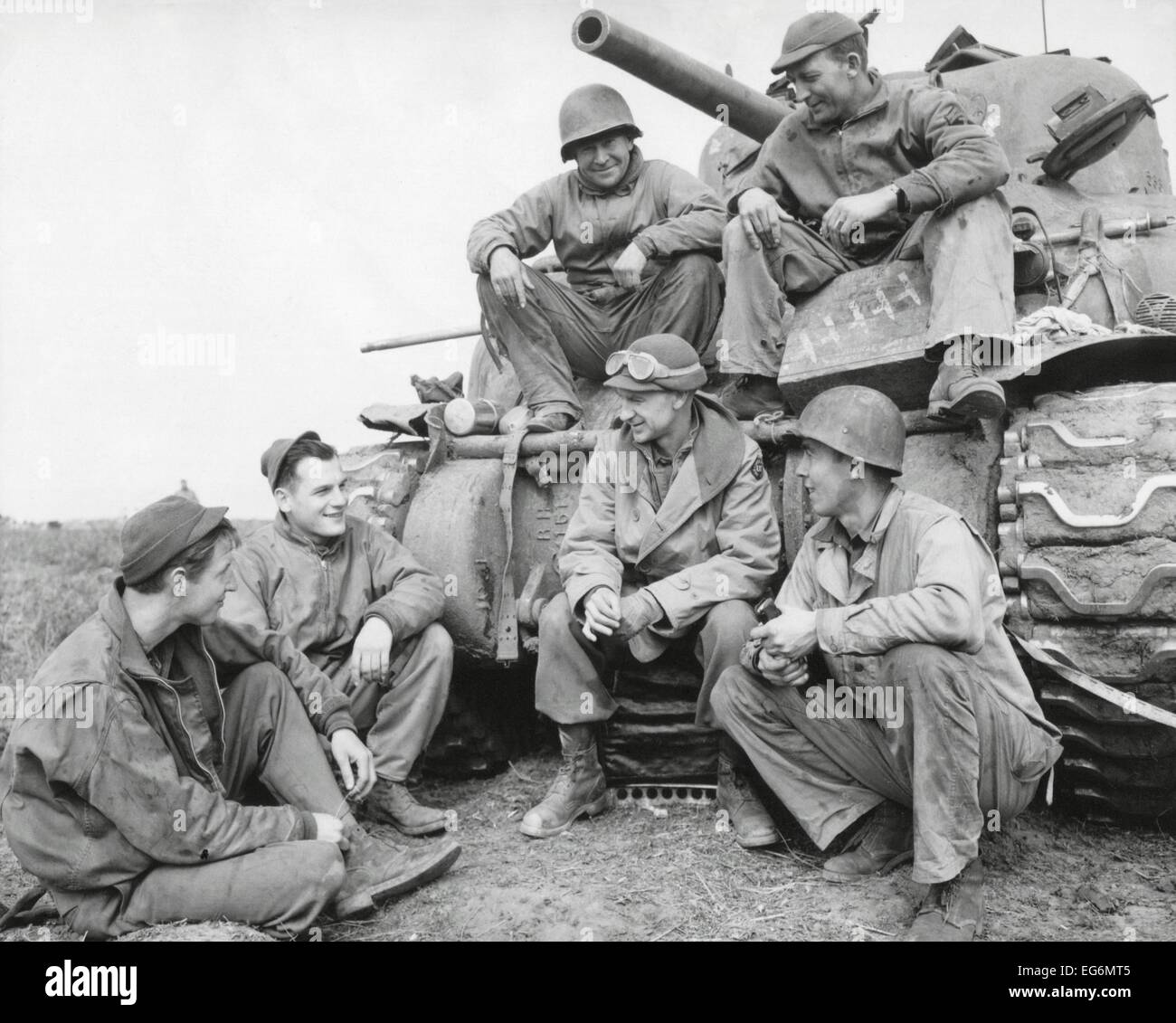 Ernie Pyle, célèbre correspondant de guerre, et d'un équipage de char américain à la tête de pont d'Anzio, en Italie. 18 mars, 1944. (BSLOC 2014 8 217) Banque D'Images