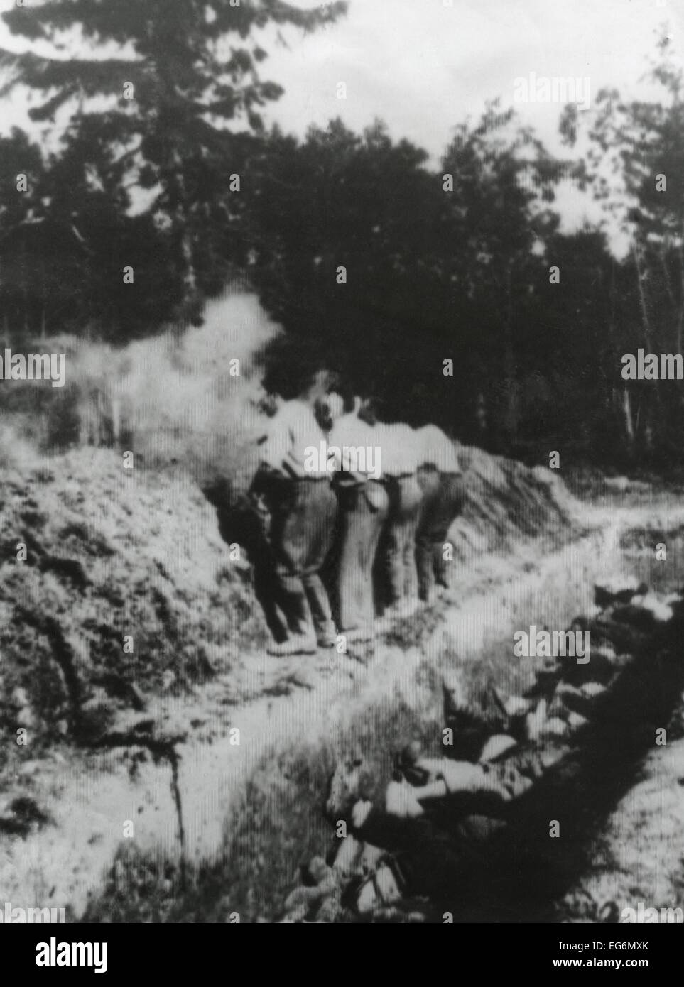 Exécution de la Russie soviétique (hommes) sur le bord d'une fosse commune. Photo trouvée sur un Siedber Allemand Kurt, en septembre 1942. Banque D'Images