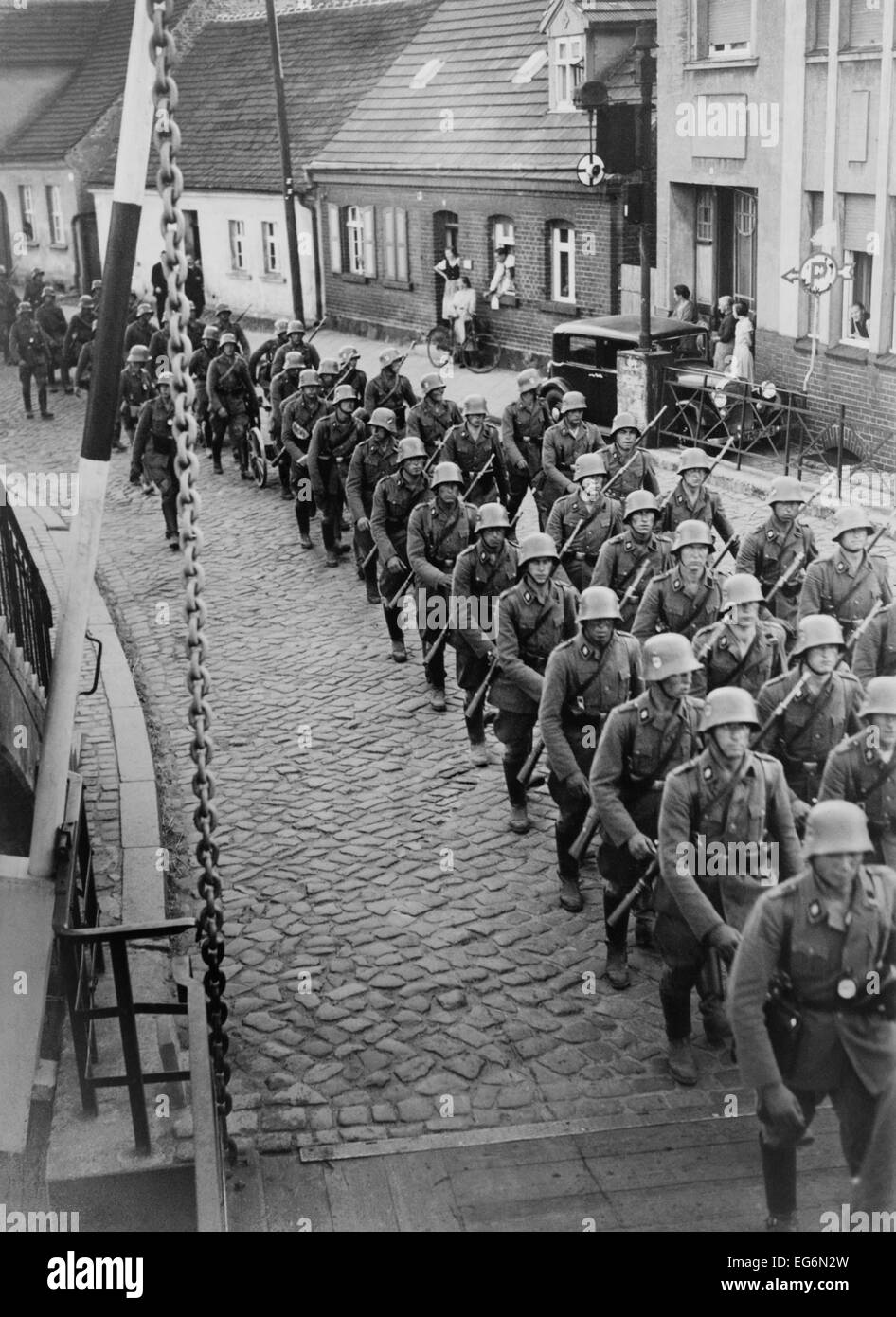 Les soldats allemands qui marche dans la ville de Fürstenwalde, Allemagne. Ca. 1943. La Seconde Guerre mondiale 2. (BSLOC 2014 8 97) Banque D'Images