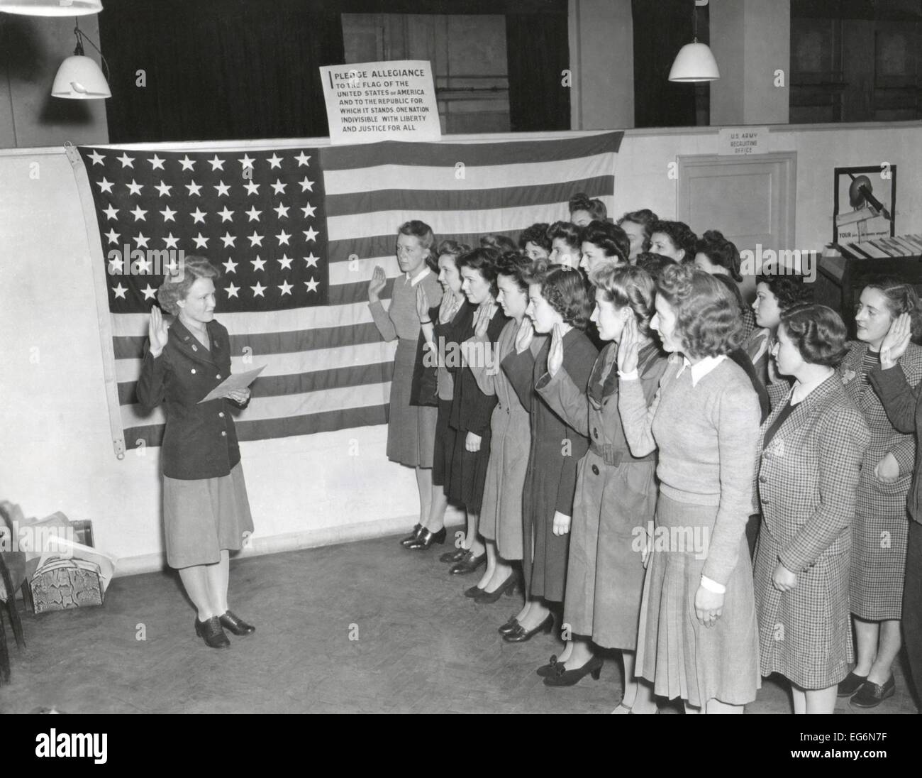 43 femmes, tous les citoyens américains résidant à Londres, sont assermentés dans le Corps féminin de l'armée américaine. 16 octobre, 1944. La Seconde Guerre mondiale 2. Banque D'Images