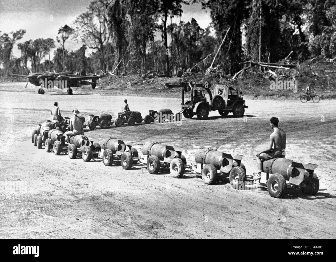 Trois Marines américains monter sur un chariot tiré à la bombe une base aérienne du Pacifique. 1944. La Seconde Guerre mondiale 2. (BSLOC   2014 10 161) Banque D'Images