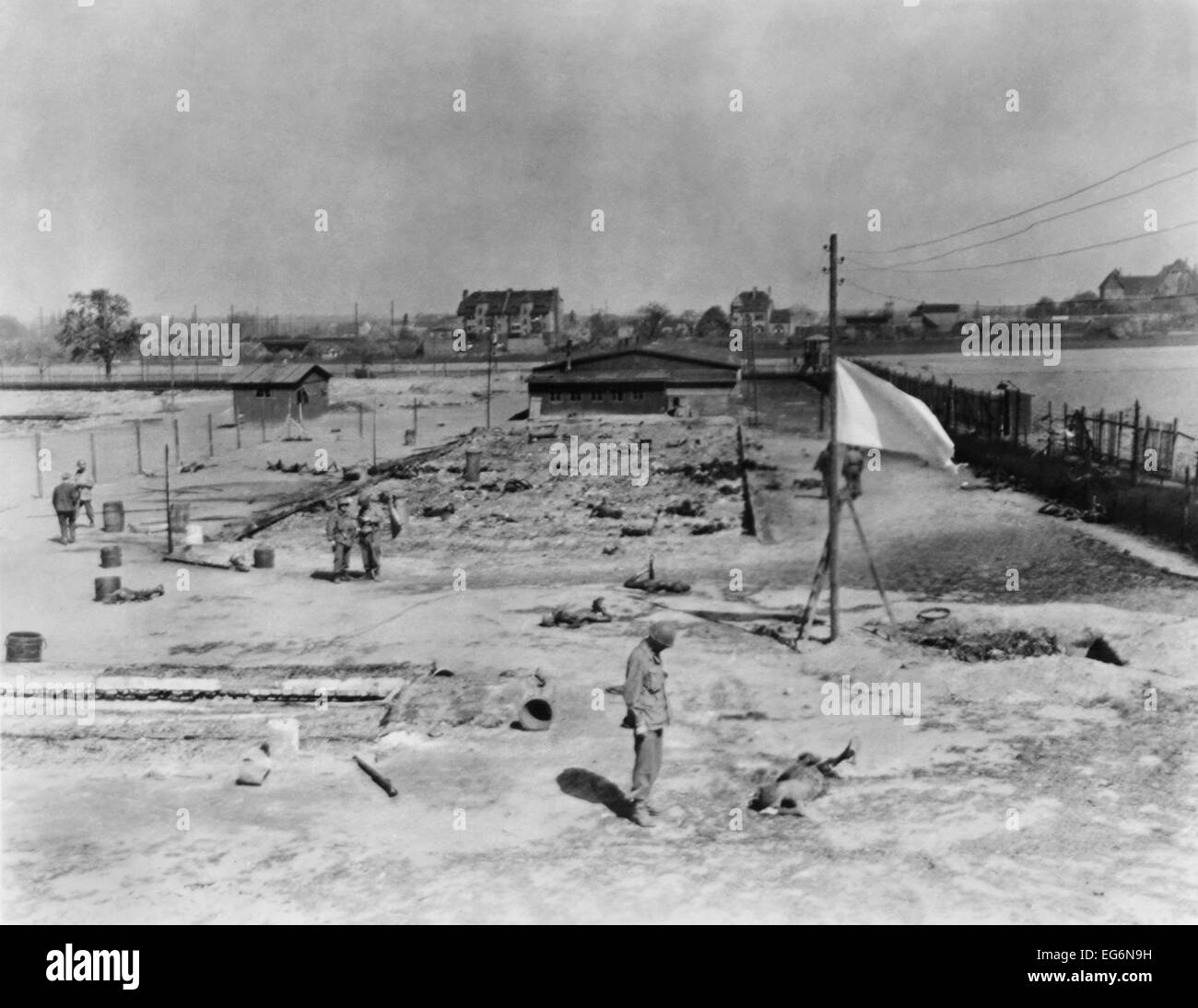 Les troupes américaines à un meurtre de masse Nazi site près de Leipzig le 19 avril 1945. Conservateurs SS allemand assassiné 250 travailleurs forcés de U.S. Banque D'Images