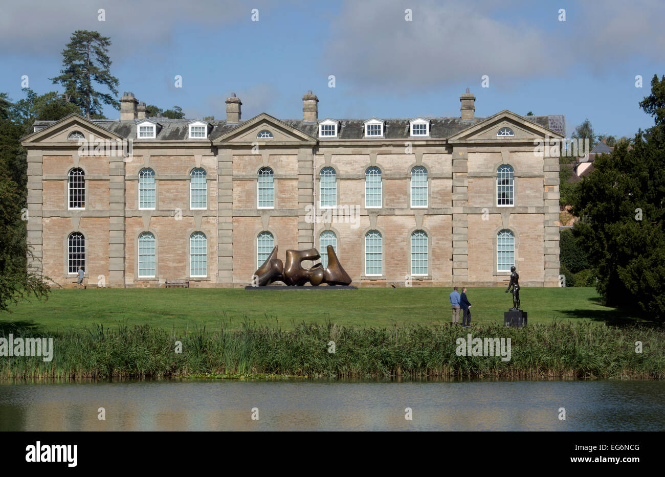 Le Warwickshire ; Compton Verney HOUSE AVEC HENRY MOORE'S 3-pièces SCULPTURE EN F.G. Banque D'Images