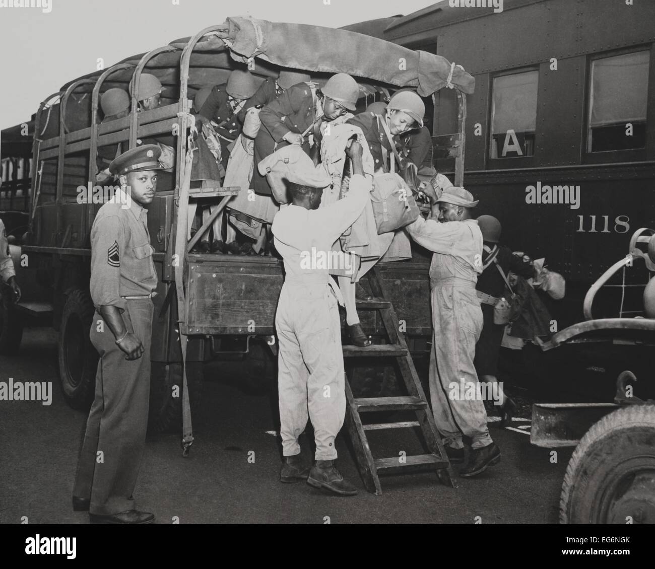 African American nurses sont permis hors d'un camion de l'armée. Ils sont en route vers l'Europe pendant la Deuxième Guerre mondiale. Le 21 août, 1944. Banque D'Images
