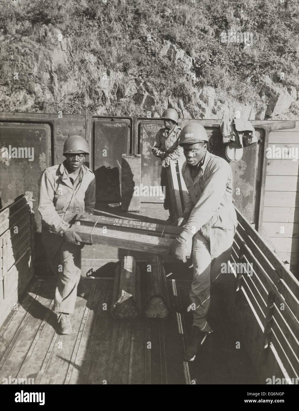 Munitions afro-américain de manutentionnaires de coquilles à la bataille de Brest en France. Le 12 septembre 1944. La Seconde Guerre mondiale 2. Banque D'Images