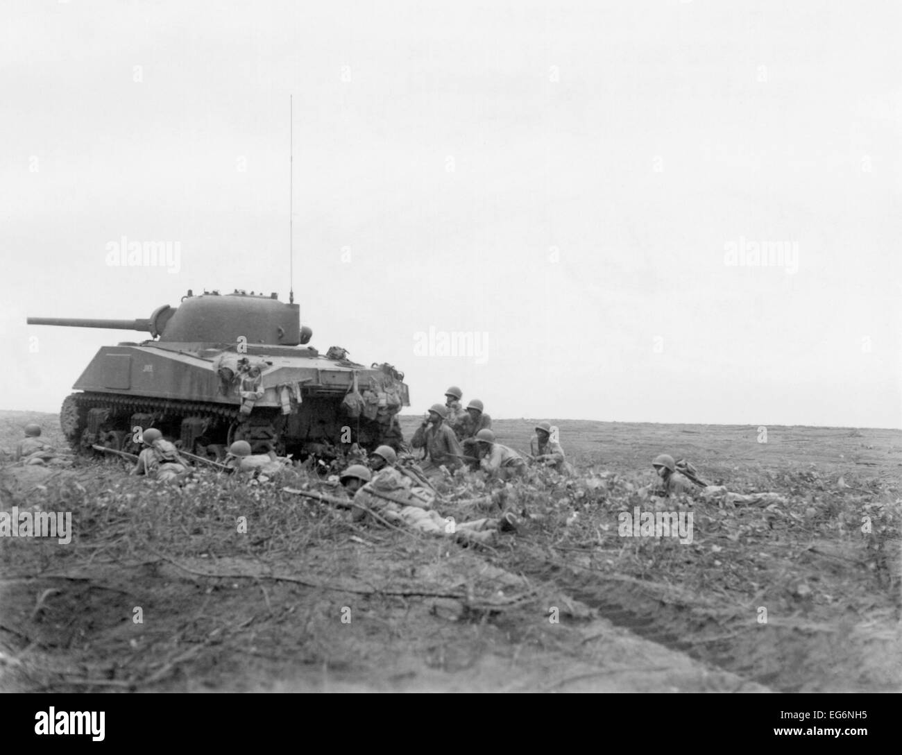 African American soldats se préparent à l'avance avec un réservoir le long de l'Impératrice Augusta Bay, Bougainville. En 1944, face à une pénurie de Banque D'Images