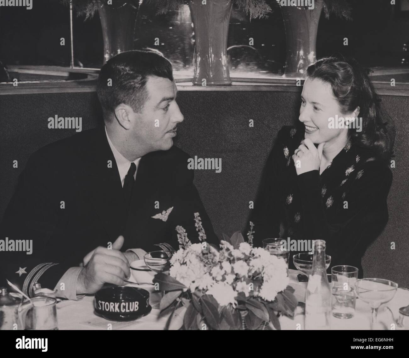 Le Lieutenant de vaisseau Robert Taylor, avec sa femme, star de cinéma Barbara Stanwyck au Stork Club. Dans la Marine qu'il avait un vol Banque D'Images