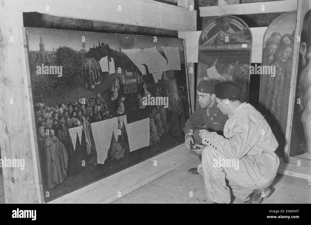 Des soldats de l'armée américaine examine l'ABAM Section Gand Retable de la mine, 1945 Altaussee. Le lieutenant Daniel J. Kern et allemand Banque D'Images