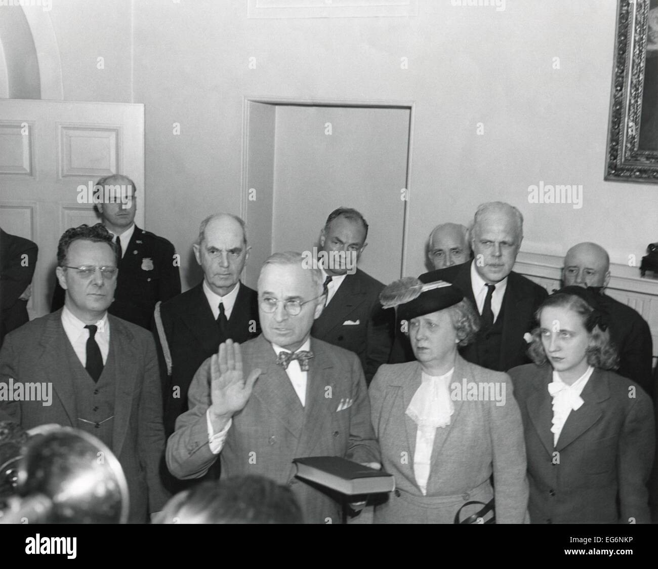 Vice-président Harry Truman a pris le serment d'office, à 7:09 h le 12 avril 1945. Bess et Margaret Truman sont debout Banque D'Images