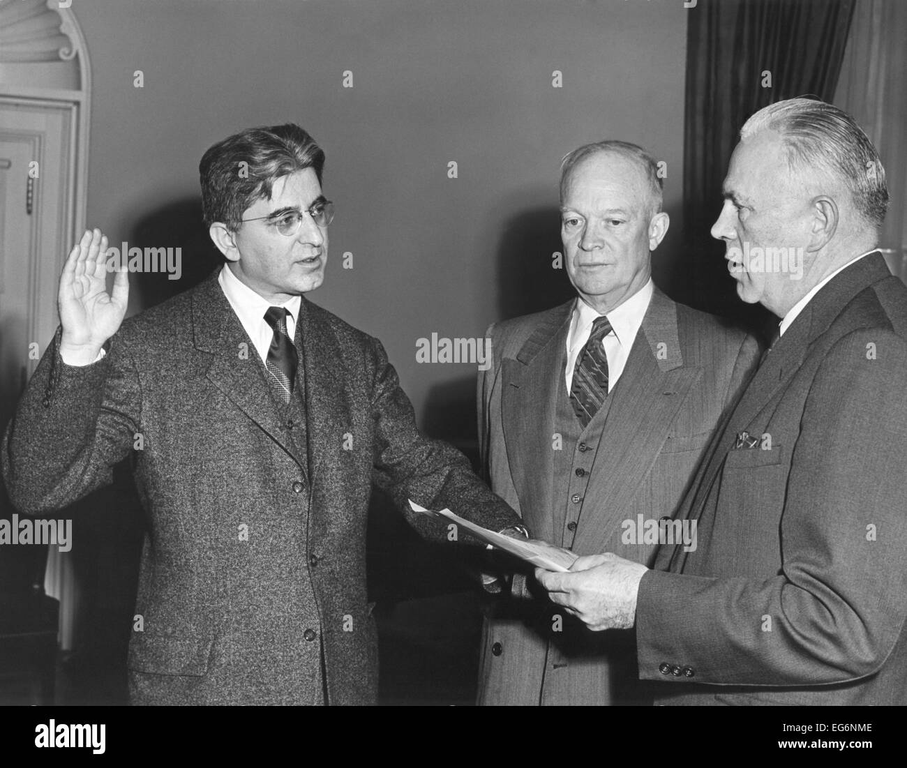 Arthur Burns assermenté comme membre du President's Council of Economic Advisors. 19 mars, 1953. À partir de 1970-1978, il a été Banque D'Images