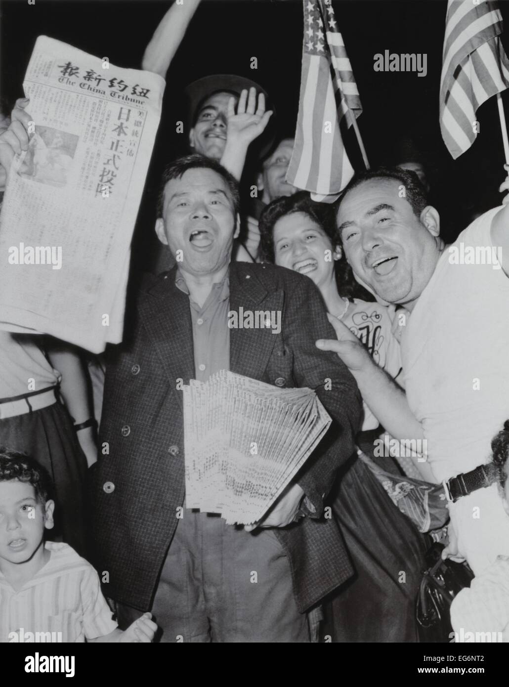 Vendeur de journaux chinois, parmi foule agitant des drapeaux américains dans le quartier chinois, à New York, le jour de la victoire. 'La Tribune', La Chine annonce Banque D'Images