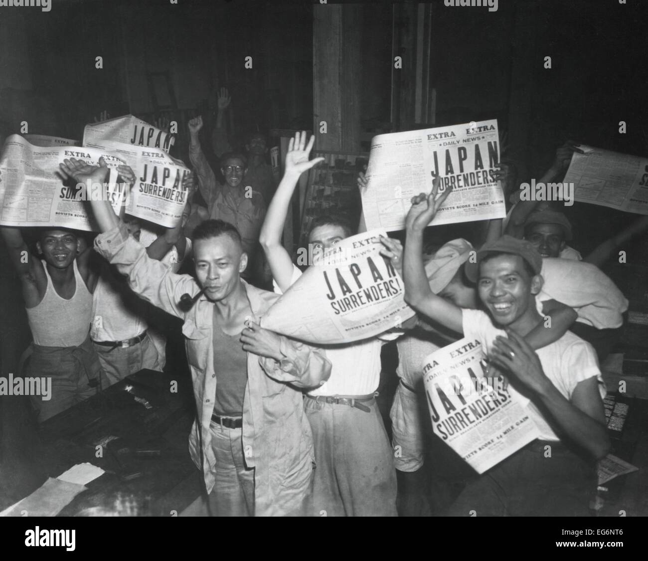 Les Philippins célèbrent tous les titres, 'Le Japon renonce' à la fin de la Seconde Guerre mondiale 2. 10-15 août, 1945. (BSLOC___2014 10 274) Banque D'Images