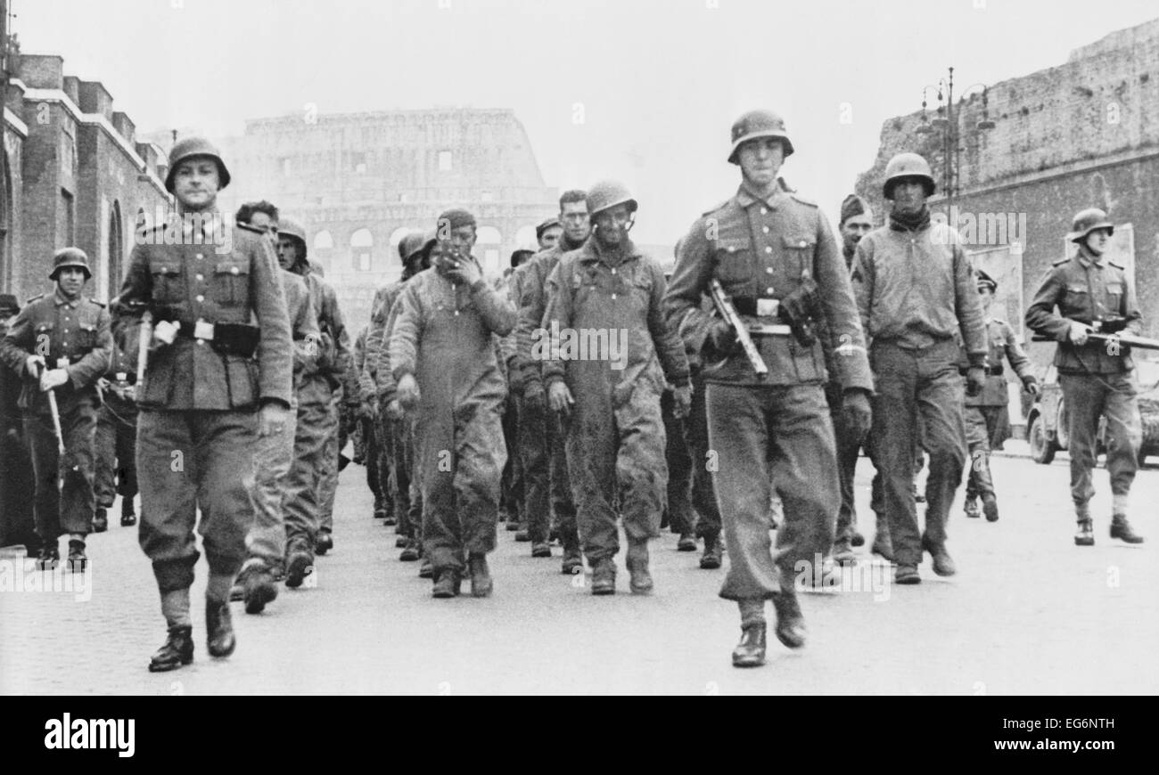 British et prisonniers de guerre américains marche dans Rome sous la garde de soldats allemands. Environ 400 Rangers alliés Banque D'Images