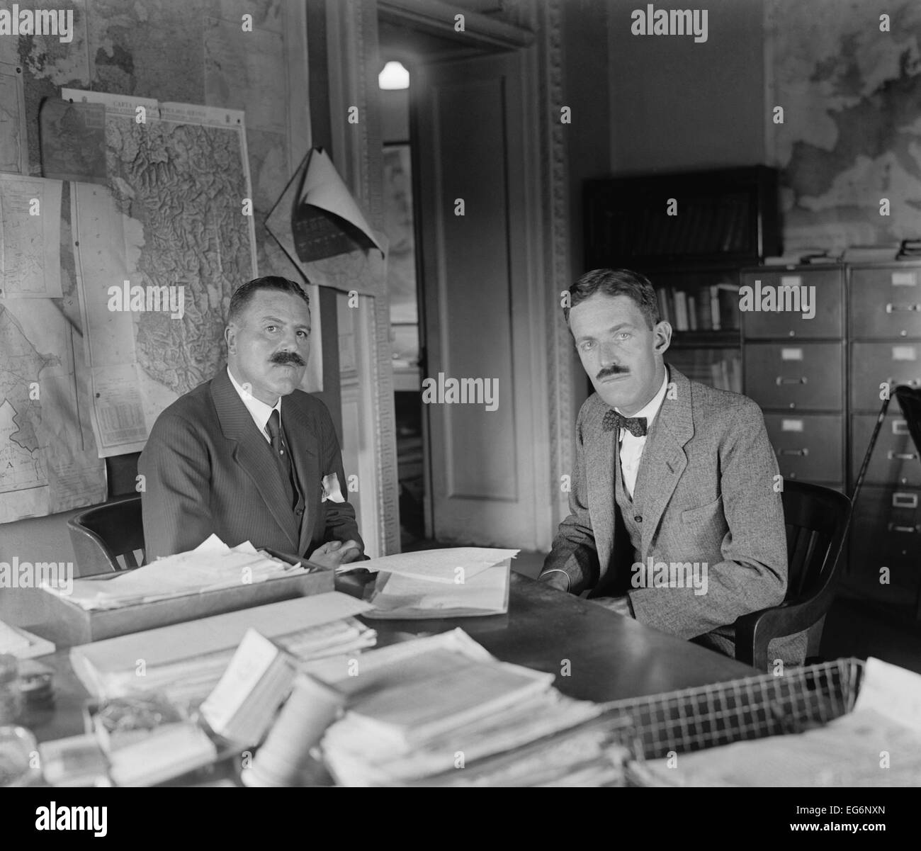 Le ministre Peter A. Jay et Allen Dulles au département d'État Dulles a passé cinq ans en tant que chef de la division Proche-orient. Sept. Banque D'Images Le ministre Peter A. Jay et Allen Dulles au département d'État Dulles a passé cinq ans en tant que chef de la division Proche-orient. Sept. Banque D'Images