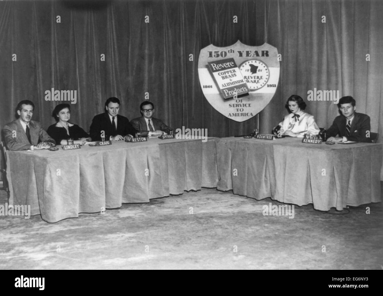 Le membre du Congrès John F. Kennedy sur l'ensemble de TV show, "rencontre avec la presse". L-R : M. Lindley, Mme Craig, M. Reston, Lawrence Banque D'Images Le membre du Congrès John F. Kennedy sur l'ensemble de TV show, "rencontre avec la presse". L-R : M. Lindley, Mme Craig, M. Reston, Lawrence Banque D'Images