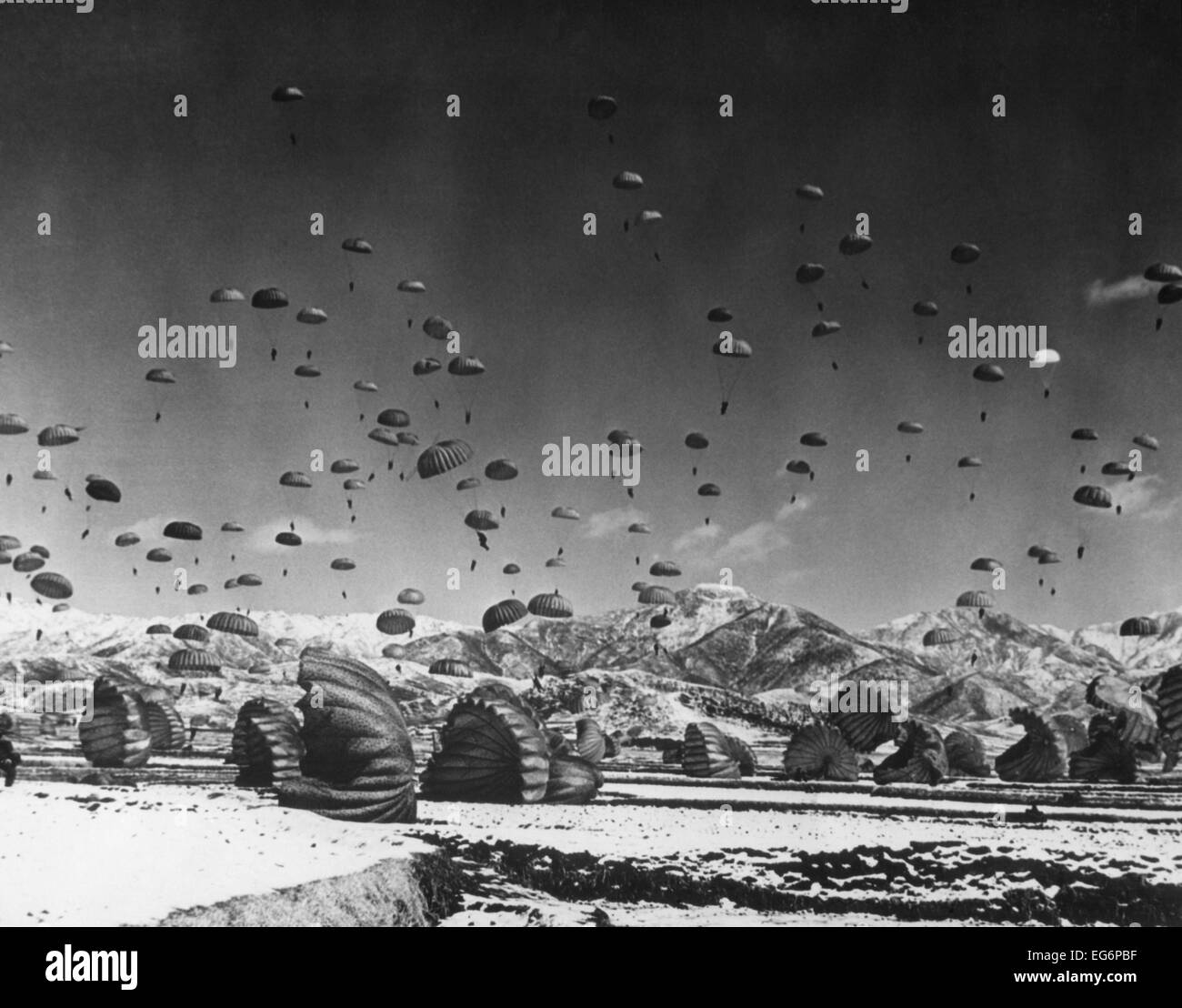 Les hommes et l'équipement d'être parachuté sur terre dans une opération menée par l'Organisation des Nations Unies unités aéroportées. Ca. 1951. Guerre de Corée, Banque D'Images