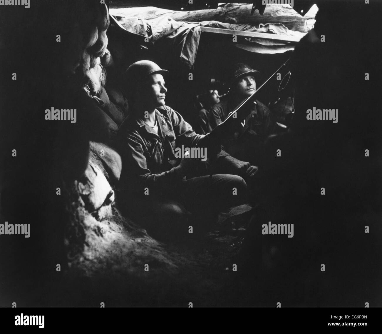 Les fantassins américains près de Heartbreak Ridge, dans le tunnel, 40 postes de triage des communistes. 1952 Septembre. Soldats de l'ONU rendue coûteuse Banque D'Images